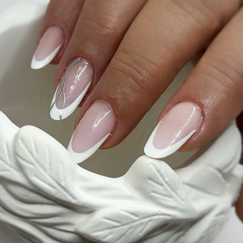 A Francia Köröm Művészete: A Diamond Nails Termékeinek Szerepe a Minőség és Megjelenés Megteremtéséb